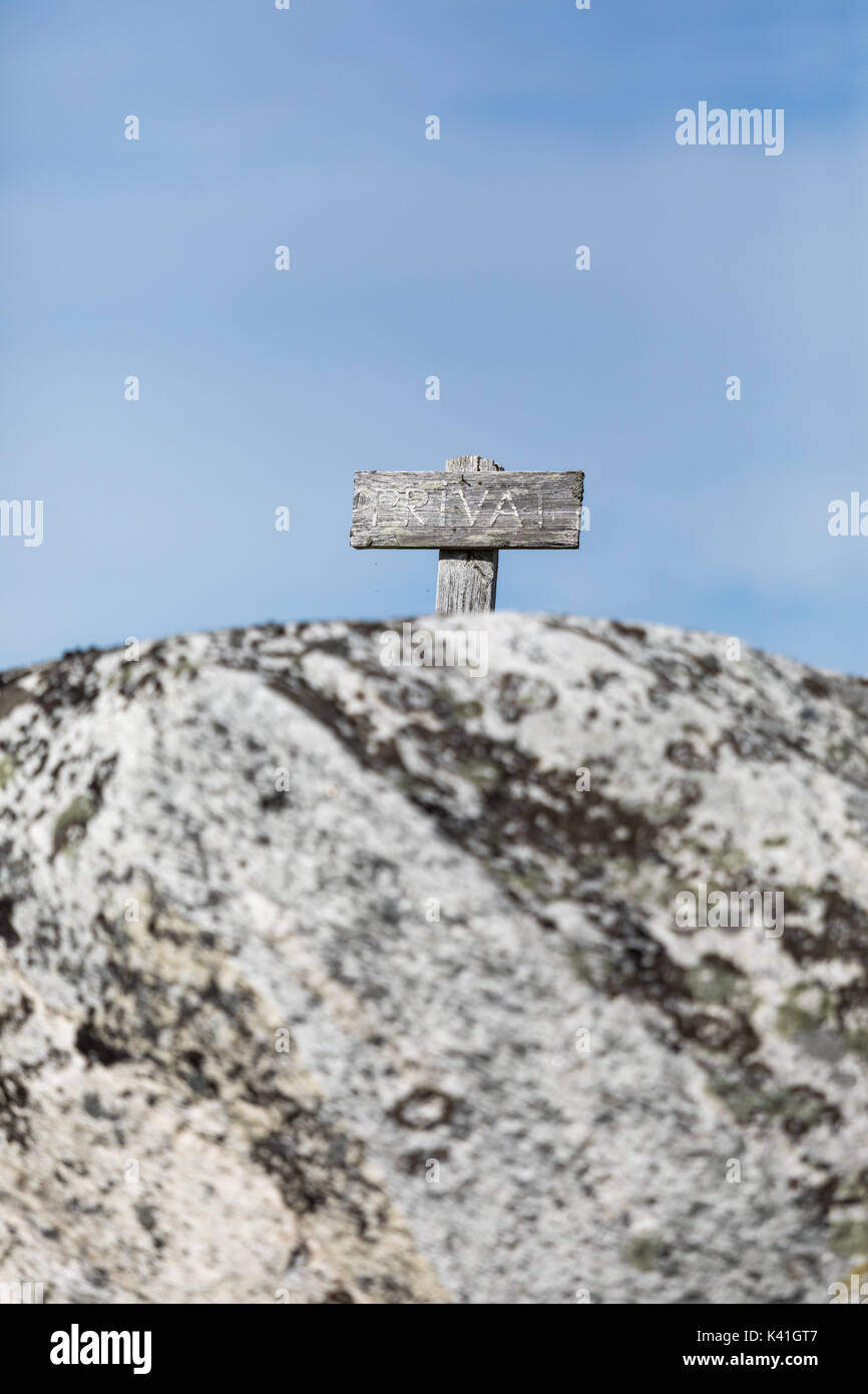 Eine alte weatherbeaten Warnschild mit dem Text private erklärt Leuten entfernt auf einer Insel in den stockholmer Schären zu bleiben Stockfoto