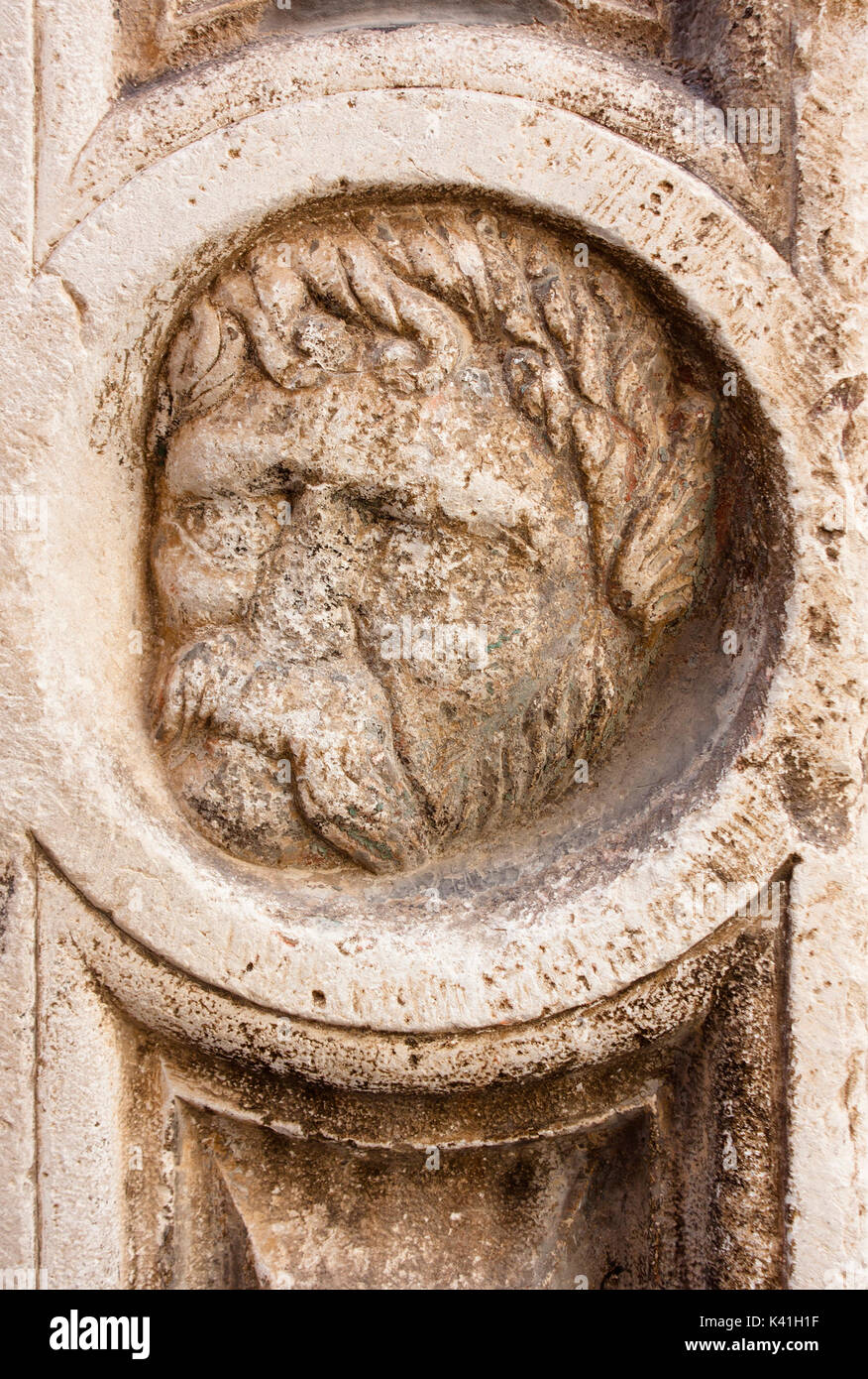 Architektonisches detail von einem Gebäude aus Stein, das in alten mediterranen Stadt Sibenik, Kroatien: ein verwittertes geschnitzte Bildnis eines Mannes mit Schnurrbart Stockfoto
