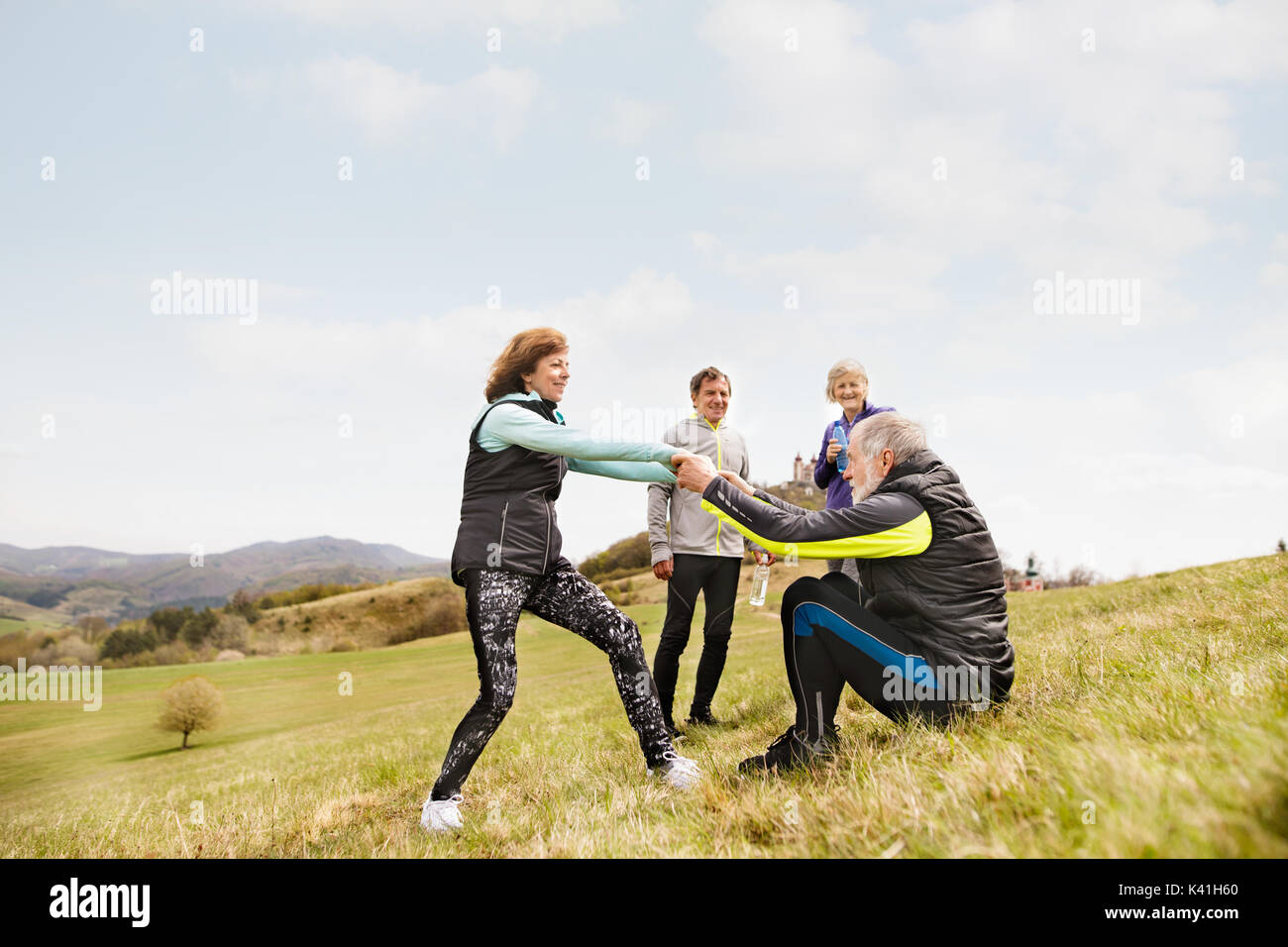 Gruppe von aktiven senior Läufer im Freien, ruhen. Stockfoto