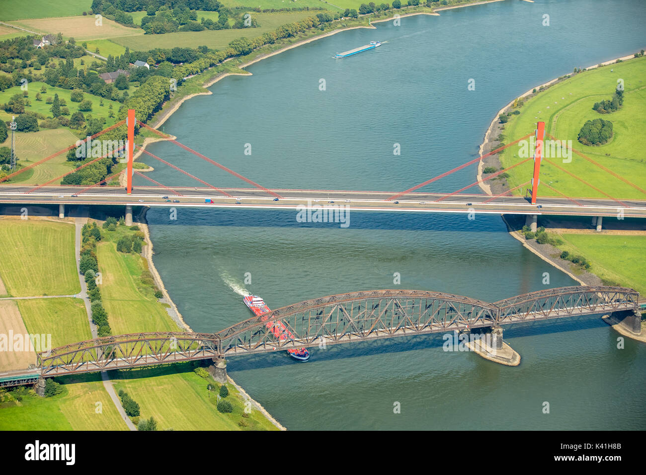 Haus-Knipp-Eisenbahnbrücke über den Rhein Autobahnbrücke 'Golden Gate Bridge am Niederrhein" zwischen DU und Du Beekerwerth Baerl Autobahnbrücke A42 Stockfoto