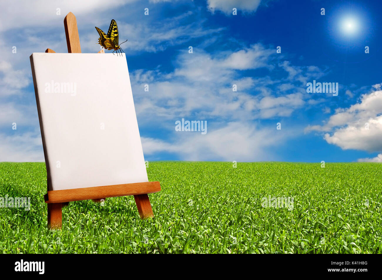 Leere Malerei Staffelei in einer Wiese Stockfoto