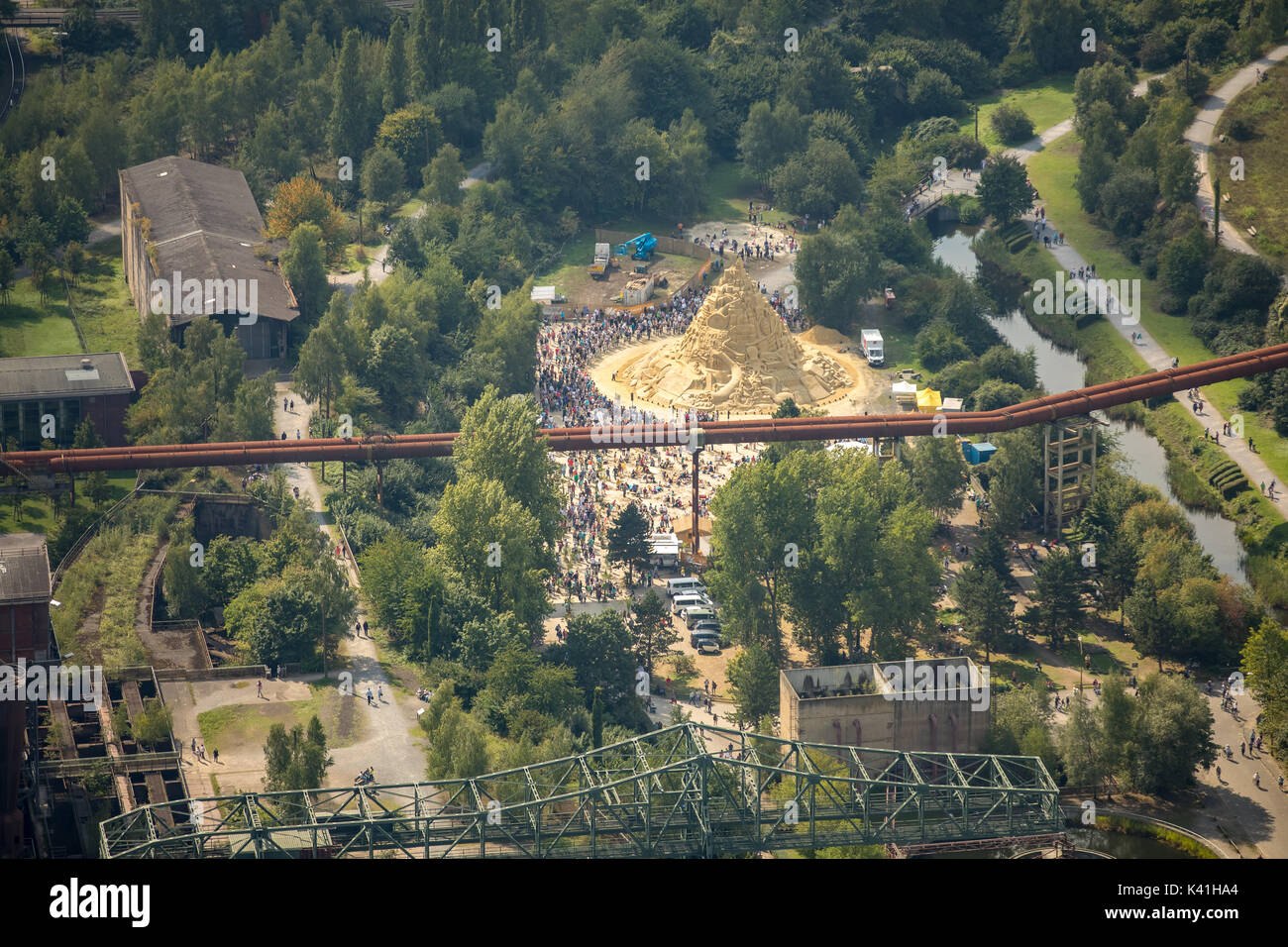 Sandburgen bauen Weltrekord: 16.679 Meter, Landschaftspark Duisburg-Nord, viele Besucher der ehemaligen Stahlwerk, das Guinness Buch der Recor Stockfoto