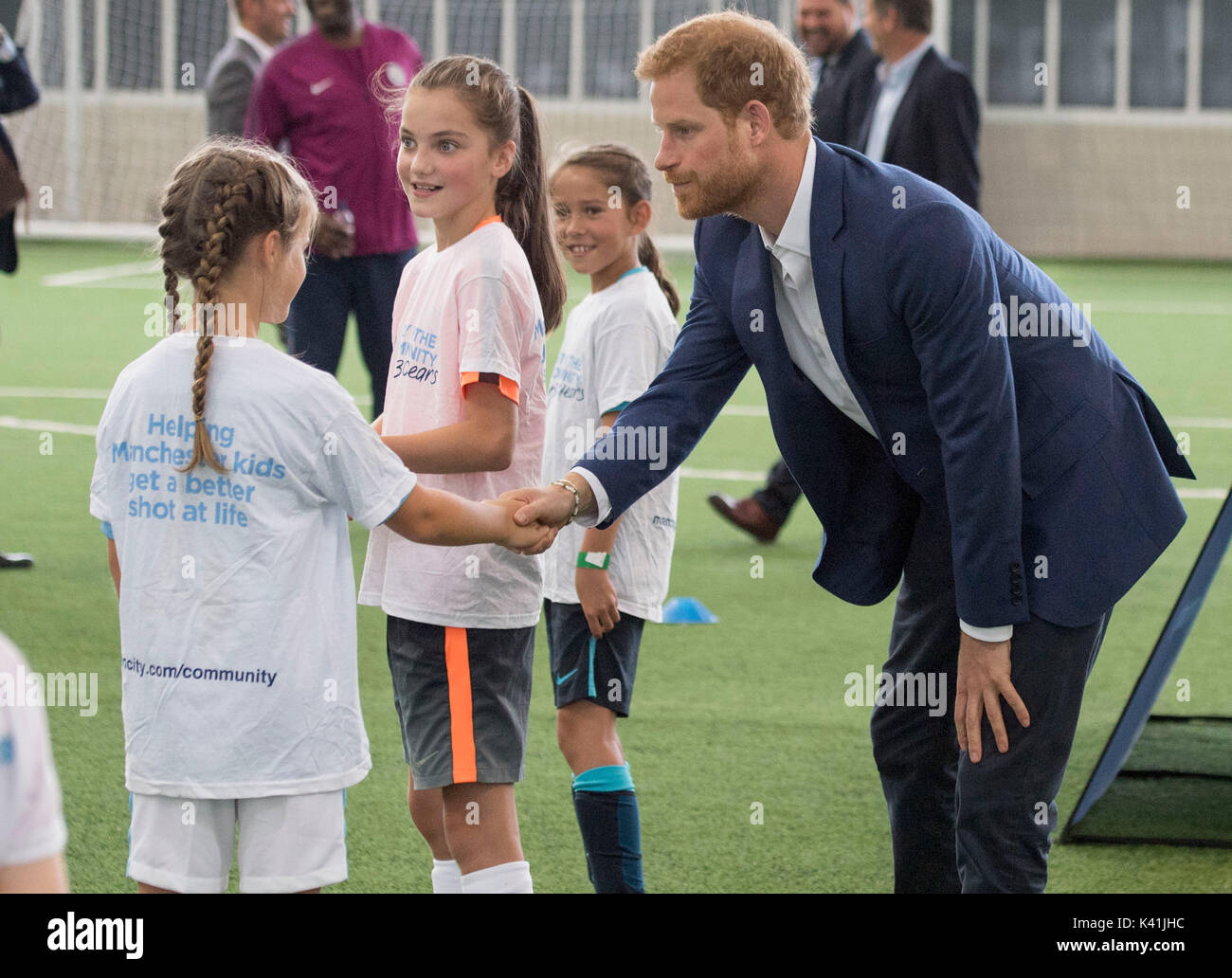 Prinz Harry an einem Trainer Core Training mit Schülerinnen und Schüler durch Lehrling Sport Trainer in Manchester bei einem Besuch der Manchester City Football Club gegeben. Stockfoto