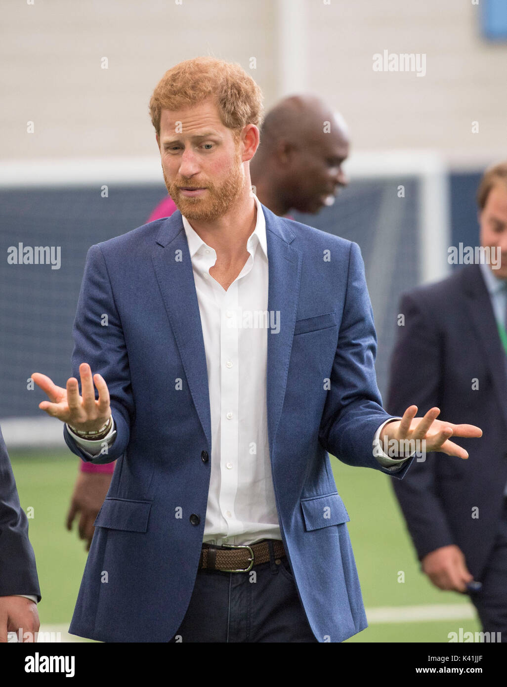 Prinz Harry an einem Trainer Core Training mit Schülerinnen und Schüler durch Lehrling Sport Trainer in Manchester bei einem Besuch der Manchester City Football Club gegeben. Stockfoto