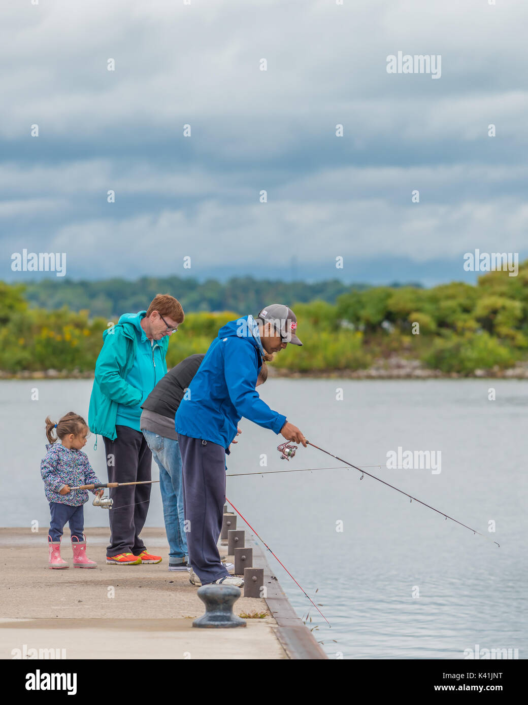 Familie Mitglieder genießen Sie einen Tag der Fischerei vom Pier in Orillia Ontario Kanada. Stockfoto