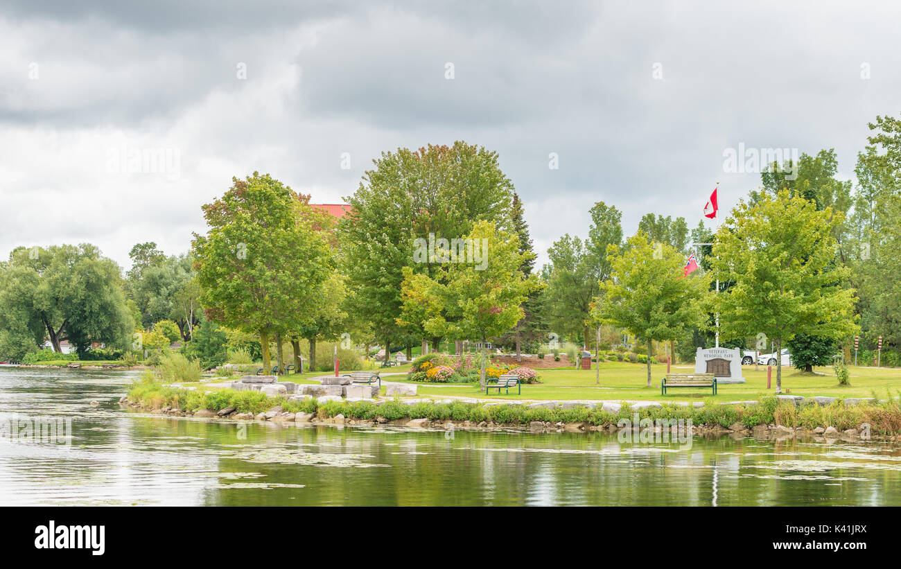 Veterans Memorial Park ist ein schöner Ort, beiseite zu denen, die in der Kanadischen Armee in Orillia Ontario Kanada serviert erinnern. Stockfoto