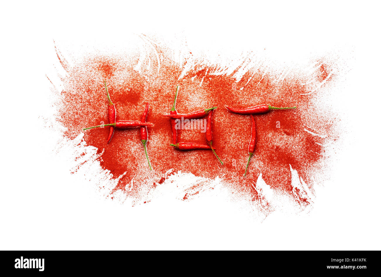Chili bilden ein warmes Wort mit Chilipulver Burst auf weißem Hintergrund Stockfoto