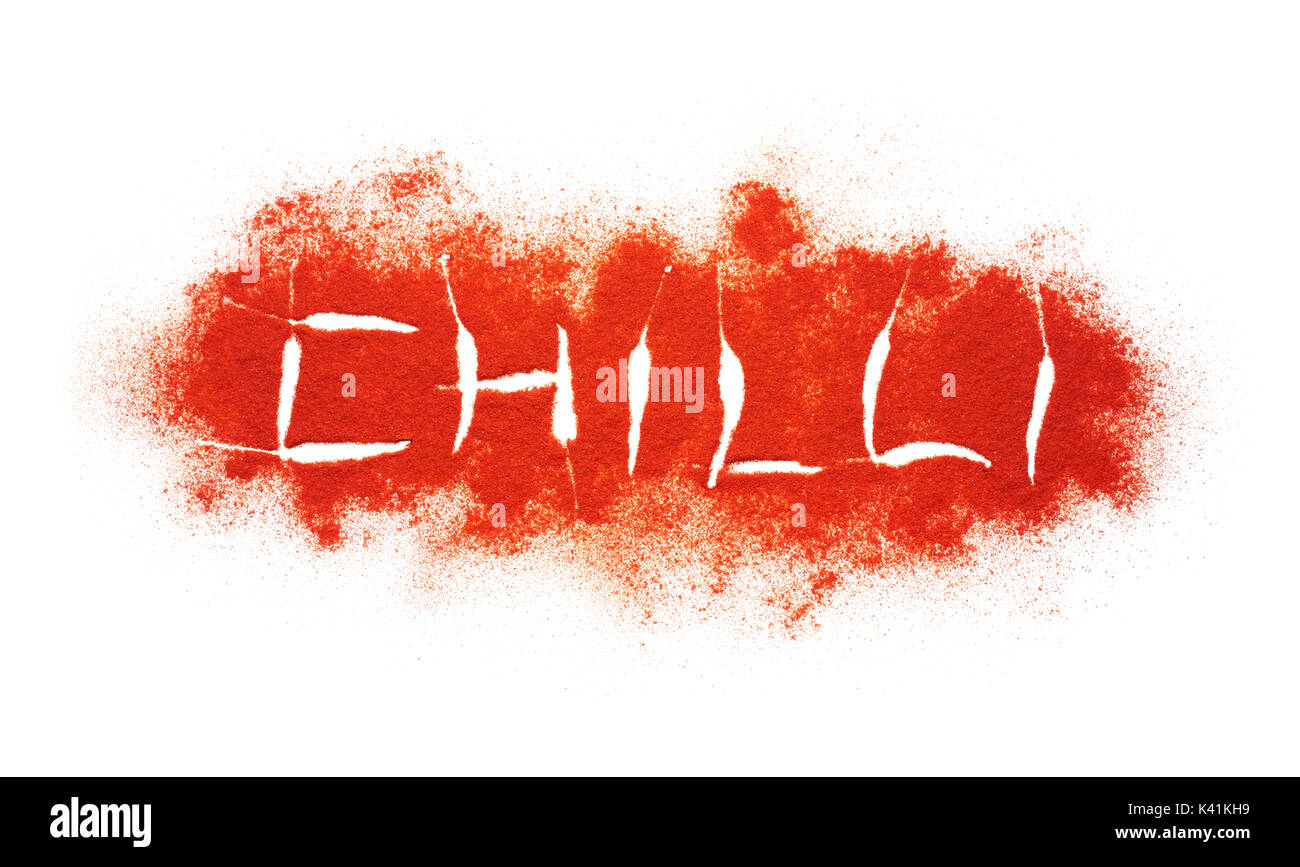 Schreiben von Chili Wort auf Chili Pulver Burst auf weißem Hintergrund Stockfoto