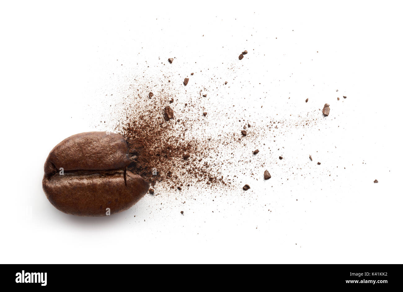 Kaffeepulver Burst von kaffeebohne isoliert auf weißem Hintergrund Stockfoto