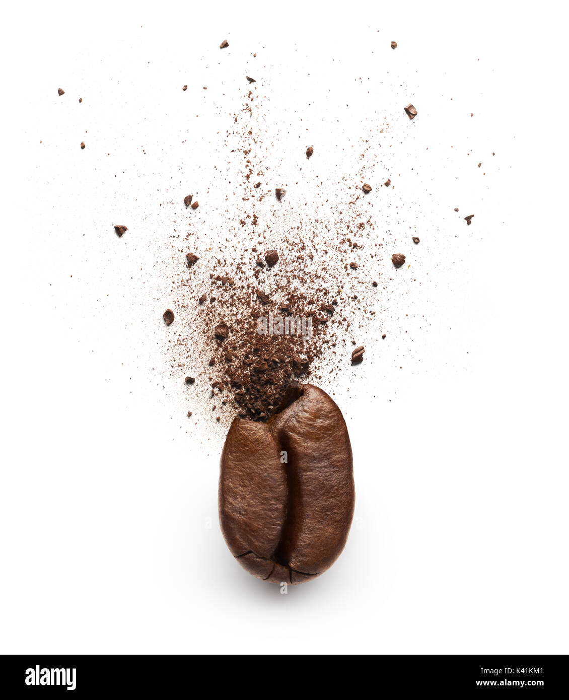 Kaffeepulver Burst von kaffeebohne isoliert auf weißem Hintergrund Stockfoto
