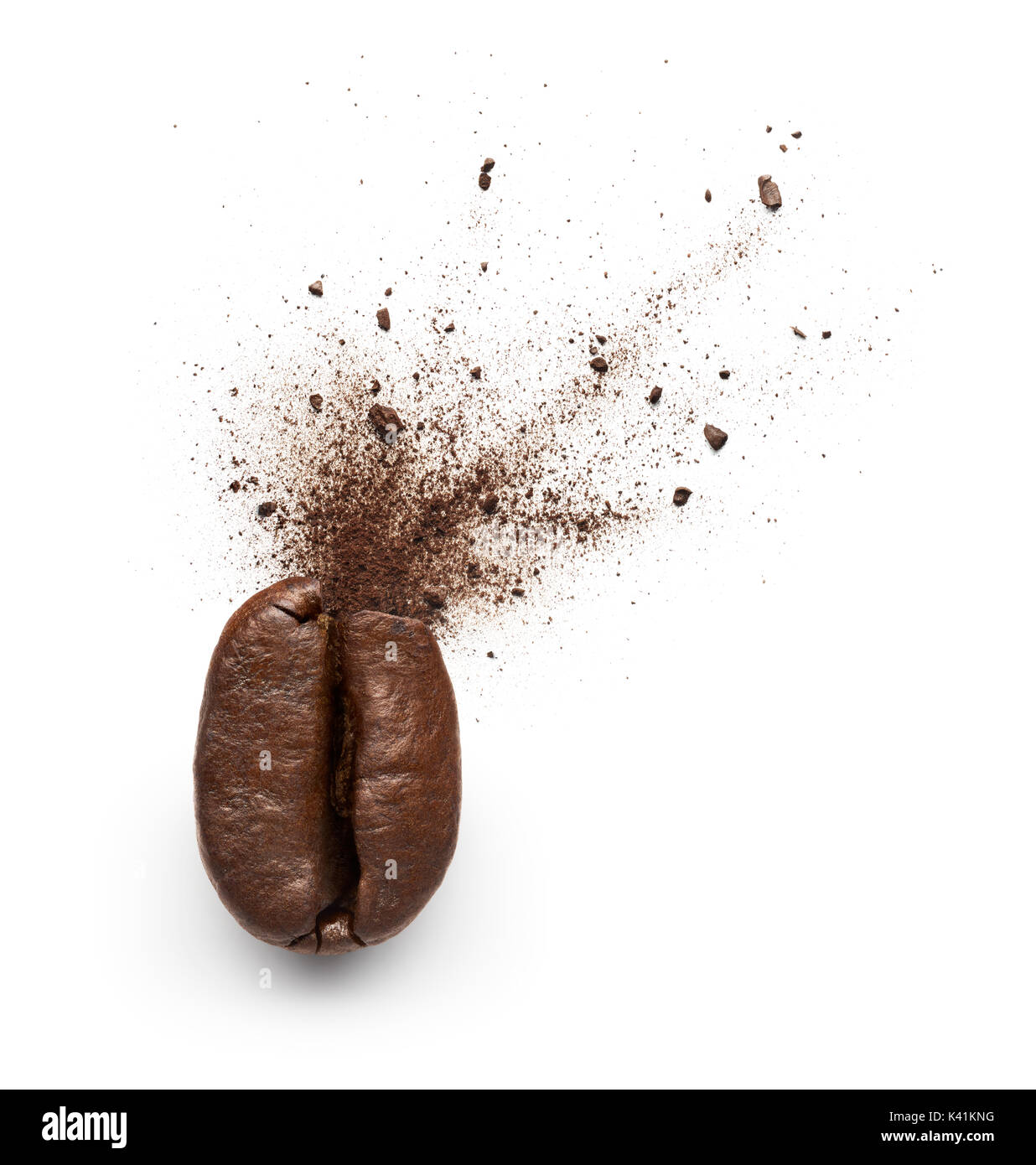 Kaffeepulver Burst von kaffeebohne isoliert auf weißem Hintergrund Stockfoto