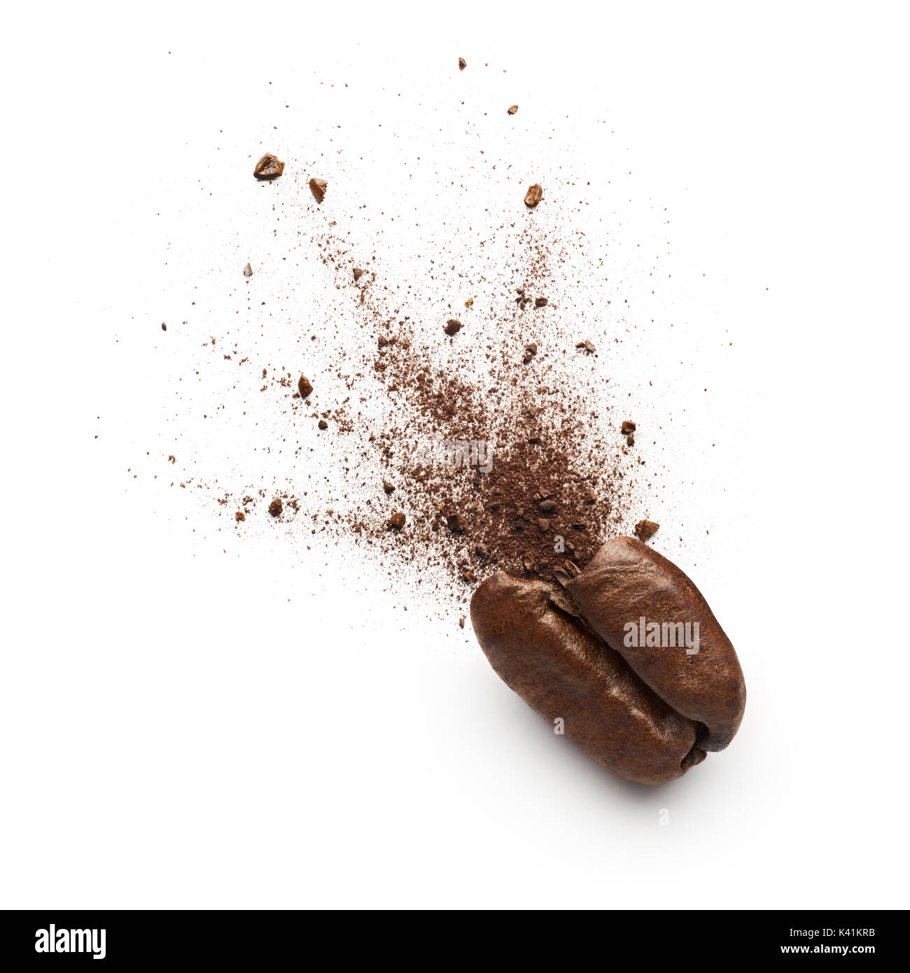 Kaffeepulver Burst von kaffeebohne isoliert auf weißem Hintergrund Stockfoto