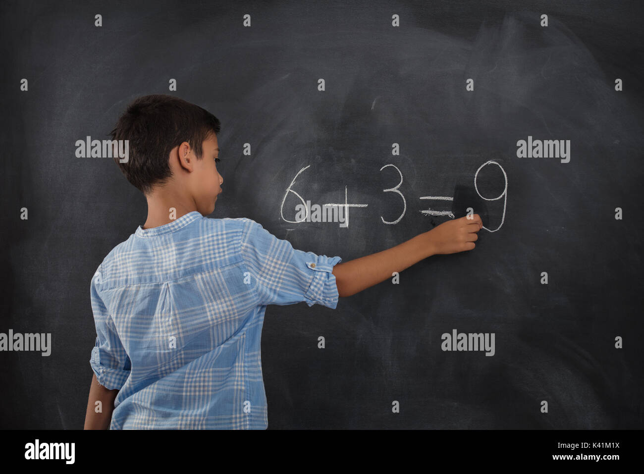 glücklich Schulmädchen auf Mathe Klassen Lösung zu finden und Probleme zu lösen Stockfoto