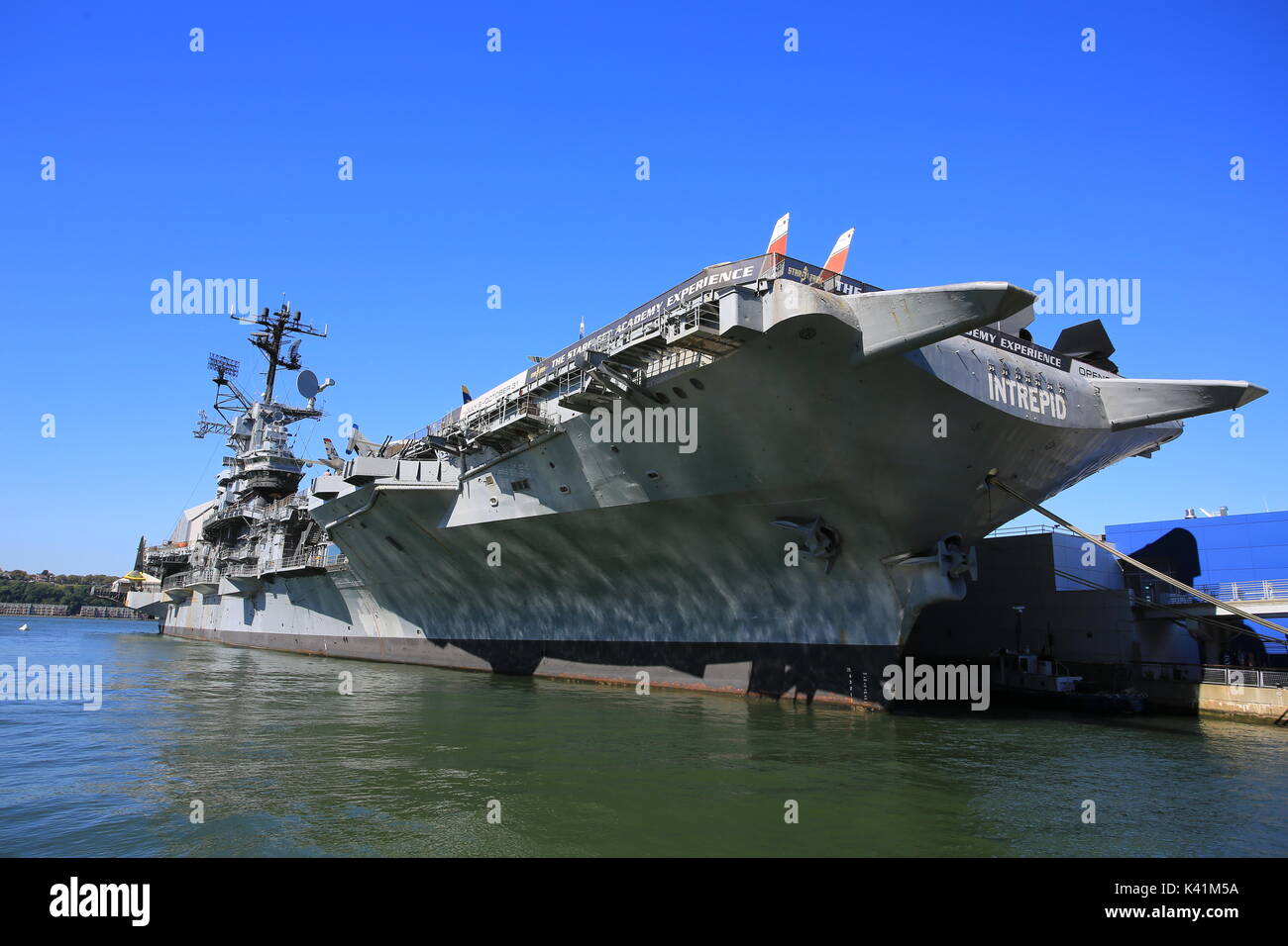 Flugzeugträger Intrepid Sea Air Space Museum & Stockfoto