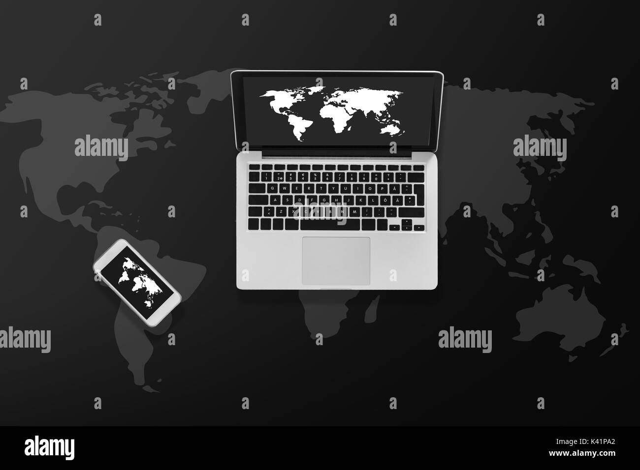 Laptop mit Weltkarte und Smartphone Stockfoto