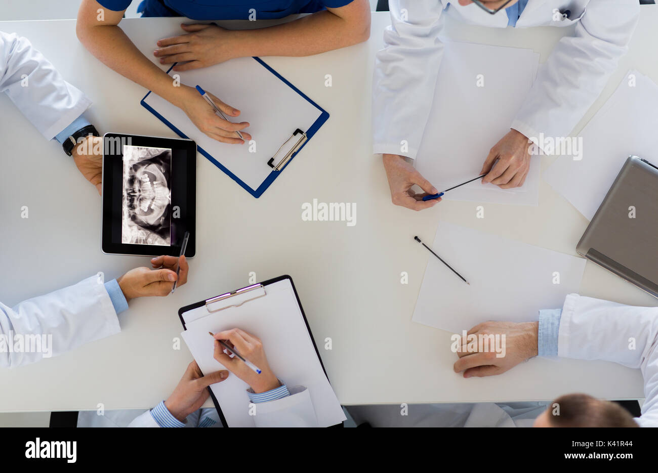 Ärzte mit Blende x-ray auf tablet pc an der Klinik Stockfoto