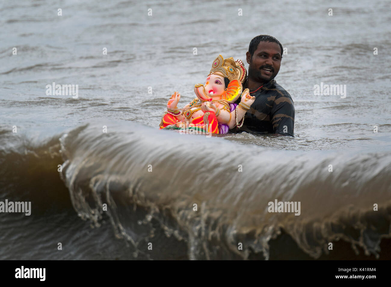 Das Bild der Ganpati oder Elefant vorangegangen Lords Eintauchen bei Dadar Chowpatty. Mumbai, Indien Stockfoto