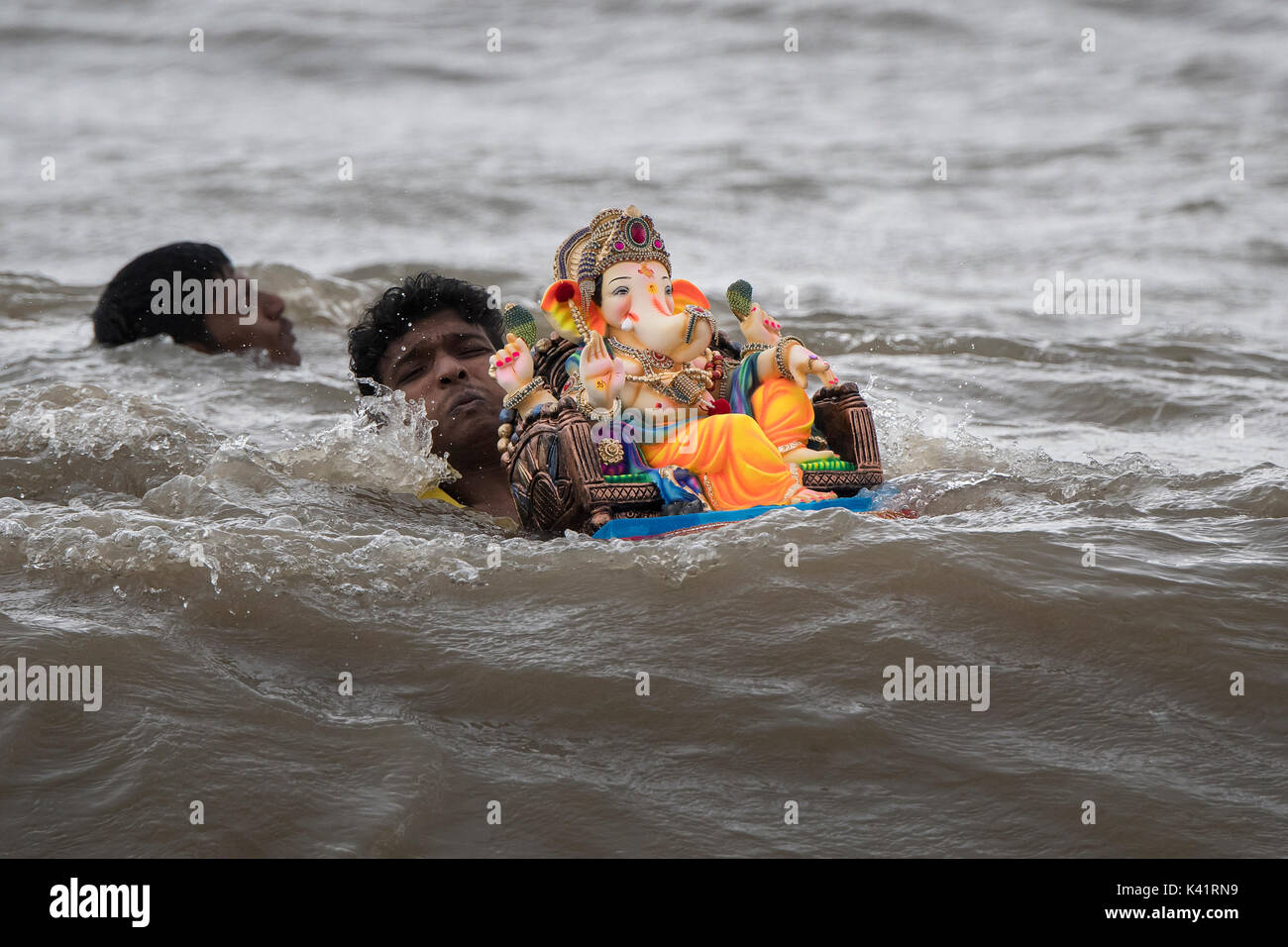 Das Bild der Elaphant vorangegangen Lords Eintauchen bei Dadar Chowpatty, Mumbai, Indien Stockfoto