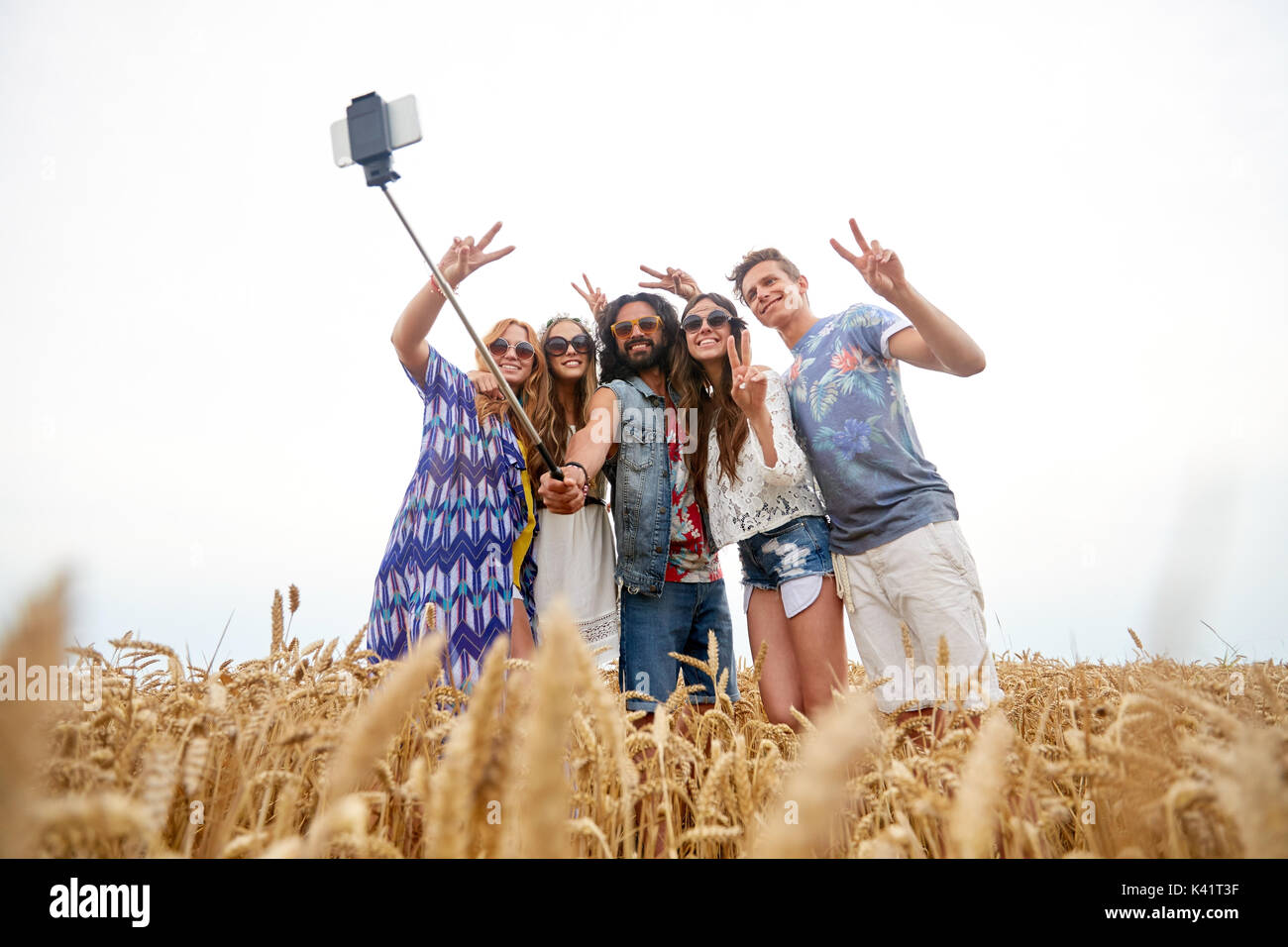 Hippie-Freunden mit Smartphone auf Selfie stick Stockfoto