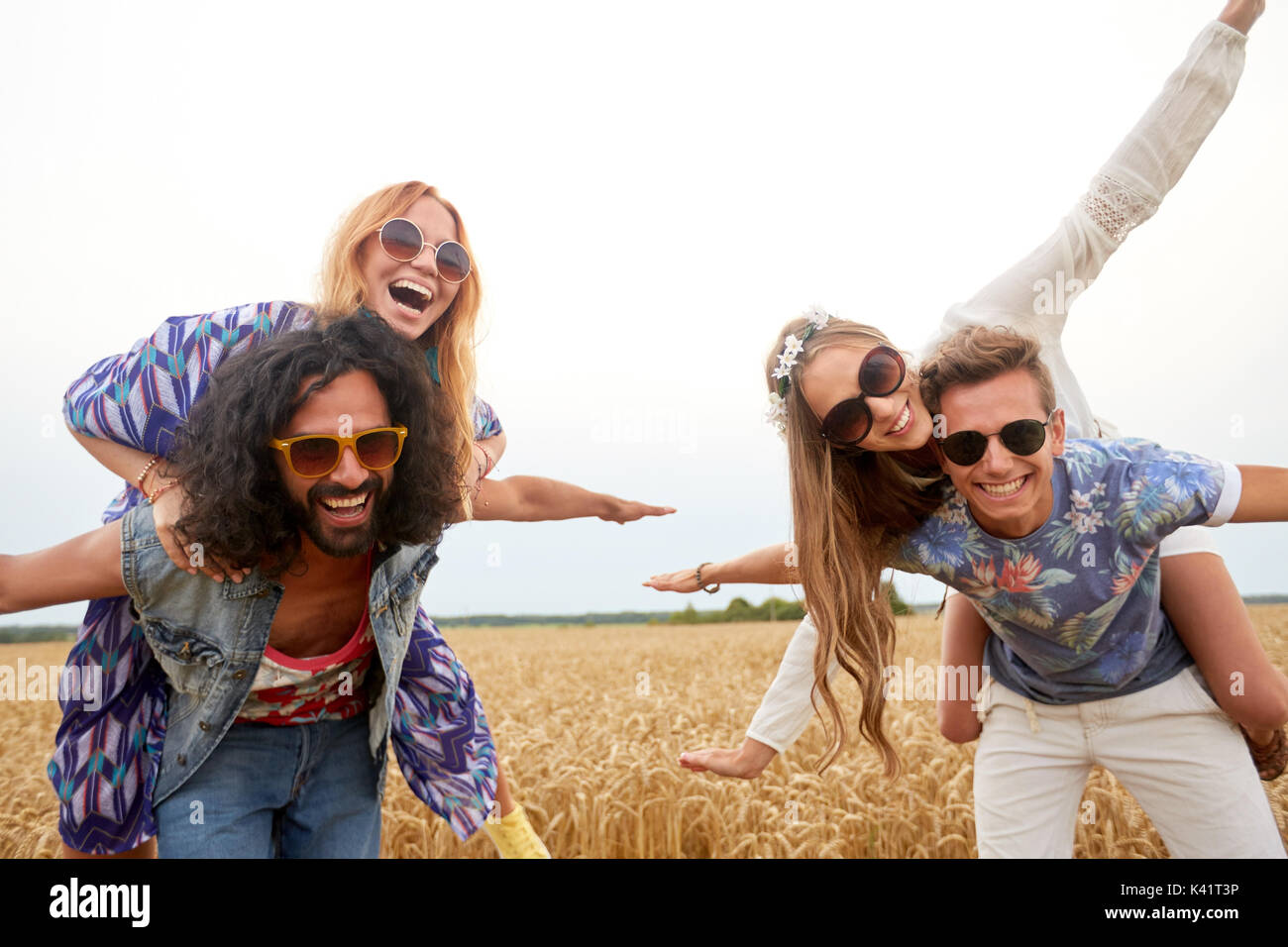 Happy Hippie-Freunde, die Spaß auf Getreide-Feld Stockfoto