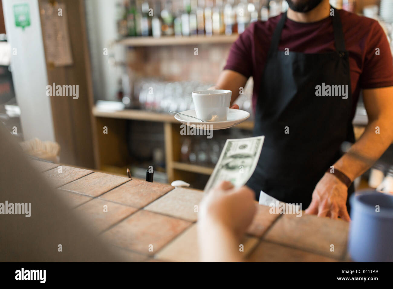 Mann oder Barkeeper Kunde bei Coffeeshop serviert Stockfoto