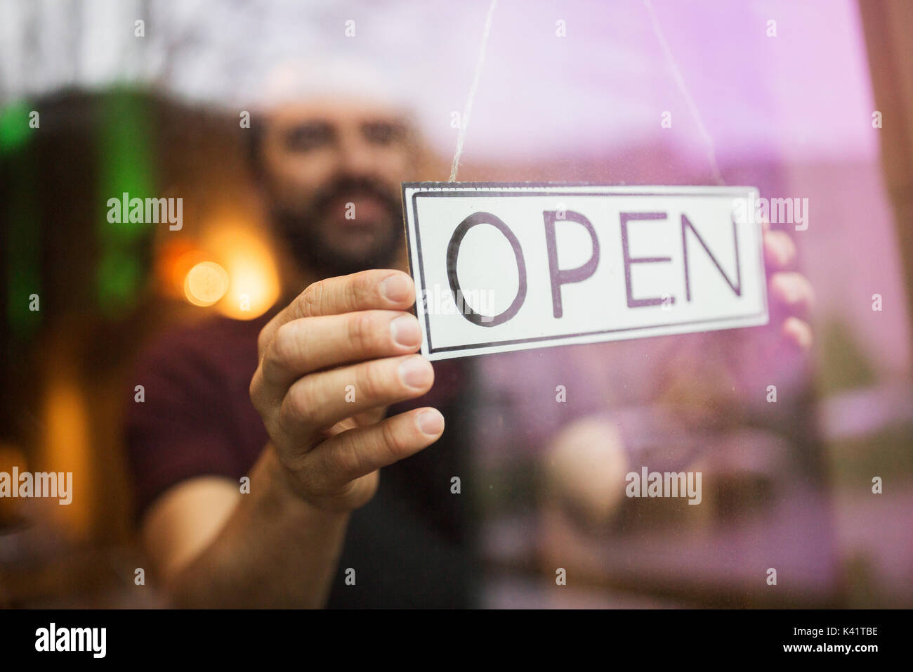 Mann mit offenen Banner an der Bar oder im Restaurant Fenster Stockfoto