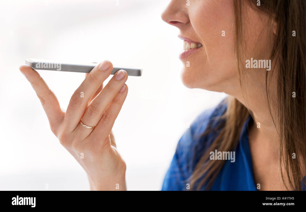 Frau mit Voice-Recorder auf smartphone Stockfoto