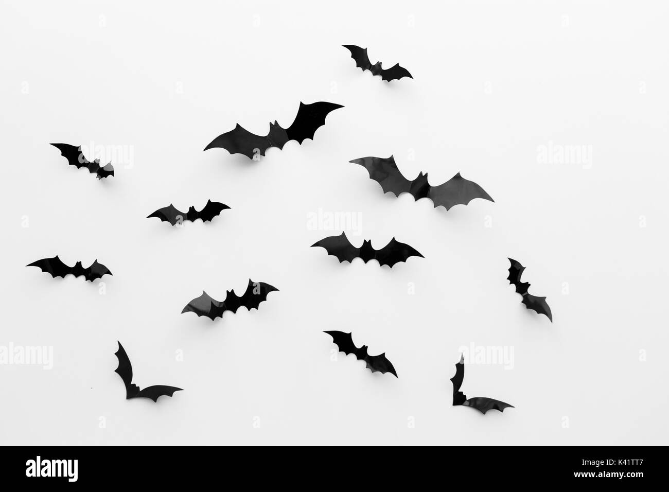 Schwarzes Papier Fledermäuse auf weißem Hintergrund Stockfoto