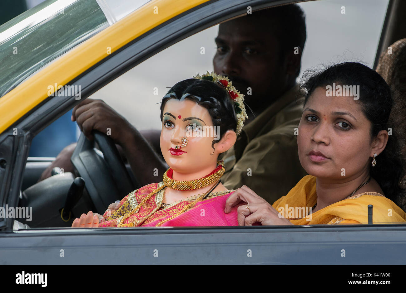 Das Bild der Mutter von Guari Ganpati oder Elefant unter der Leitung Herrn im Auto auf dem Weg zur Giraguam Chowpatty. Mumbai, Indien zu Immersion Stockfoto