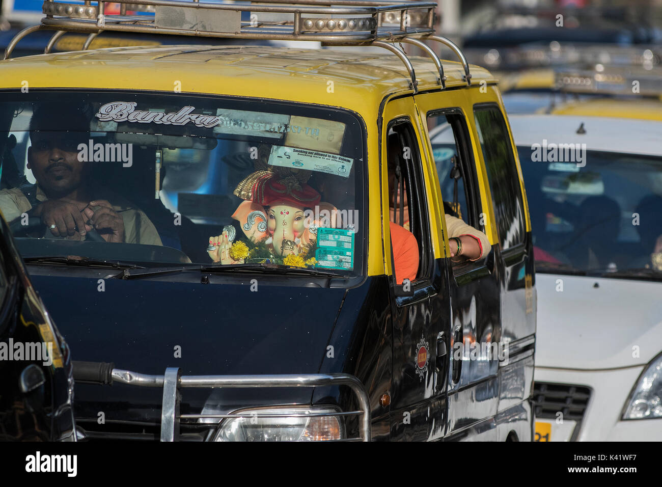 Das Bild der Ganpati oder Elefant Herrn im Taxi auf dem Weg an Giraguam Chowpatty. Mumbai, Indien zu Immersion vorangegangen Stockfoto