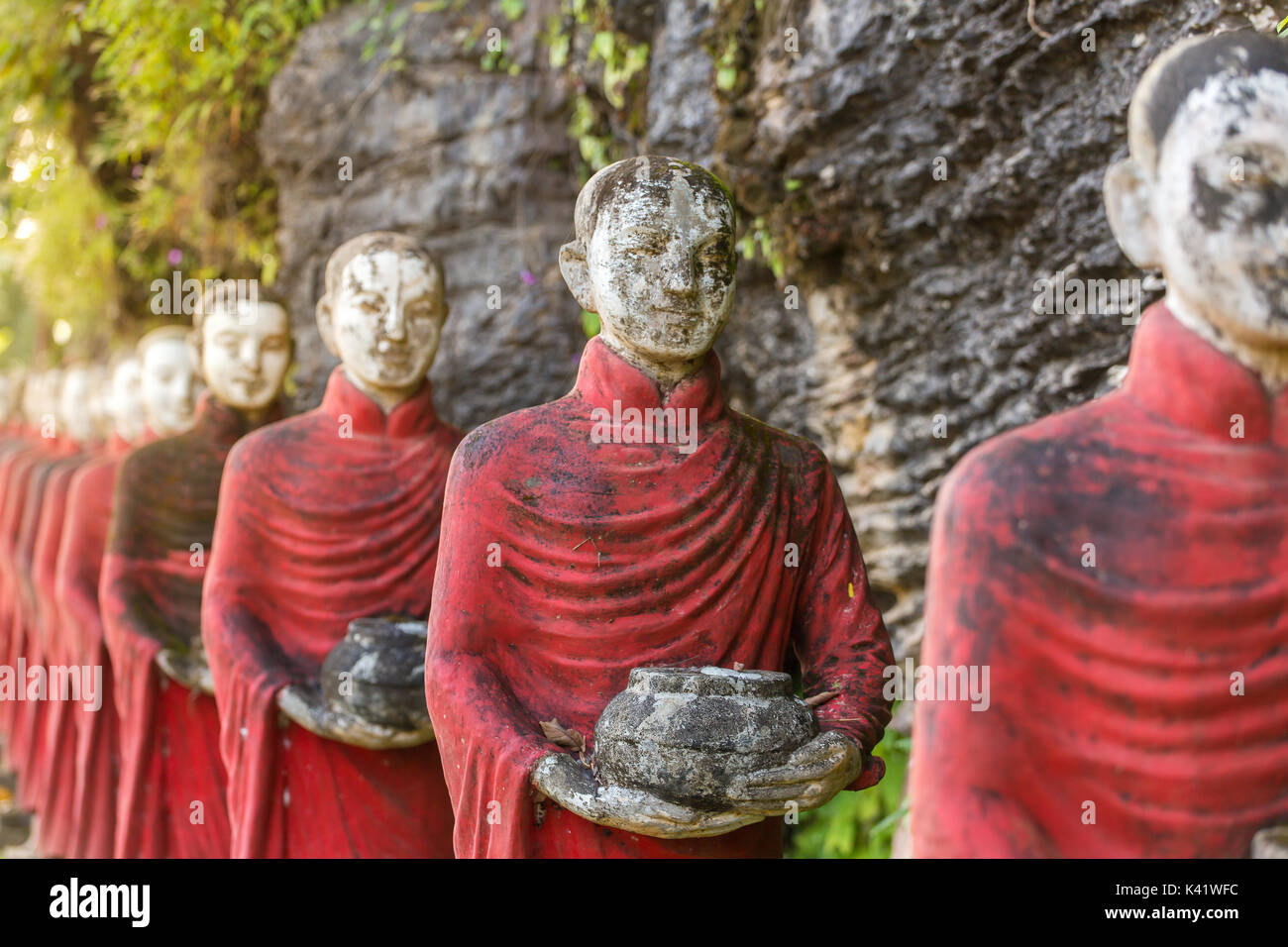 Buddhistische Mönche Steinstatuen Reihe bei Kaw Thaung ka Höhle, Hpa-an, Myanmar Stockfoto