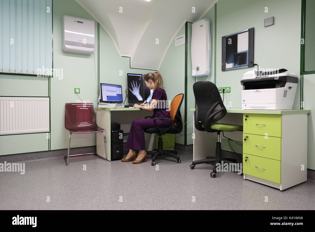 St. Petersburg, Russland - 16. Februar 2017: Radiologe interpretiert, medizinische Bilder in der St. Magdalena Kinder Krankenhaus. Das Krankenhaus wurde gegründet. Stockfoto