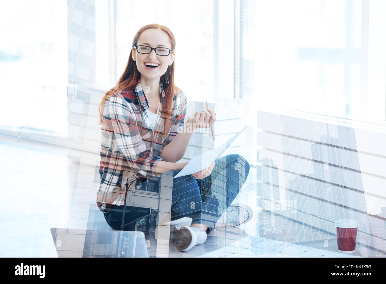 Lachende Frau, ihren Arbeitstag genießen Stockfoto