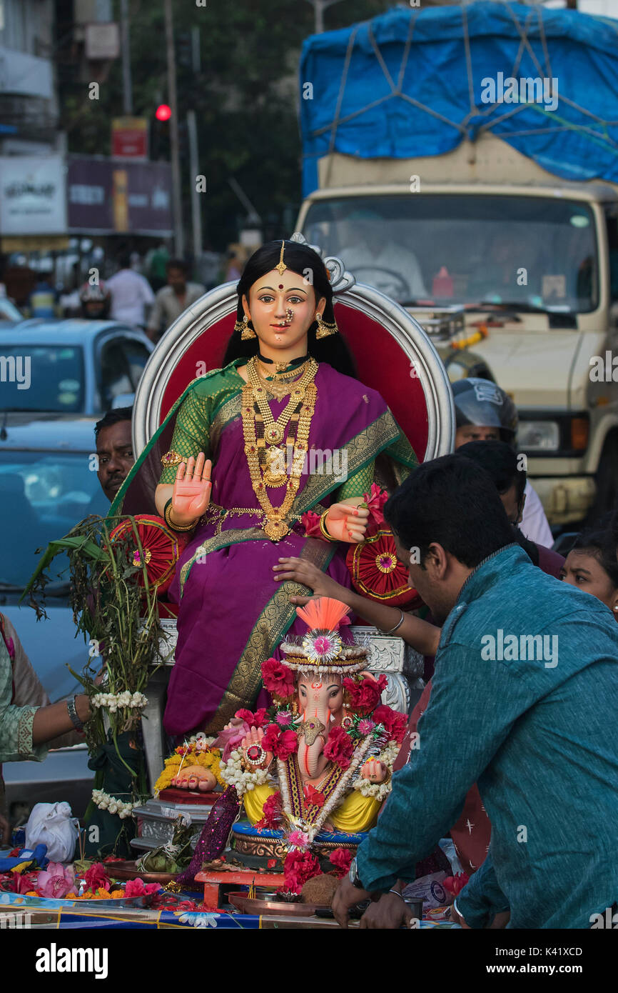 Das Bild der Mutter von Guari Ganpati oder Elefant unter der Leitung Herrn auf dem Weg an Giraguam Chowpatty. Mumbai, Indien zu Immersion Stockfoto