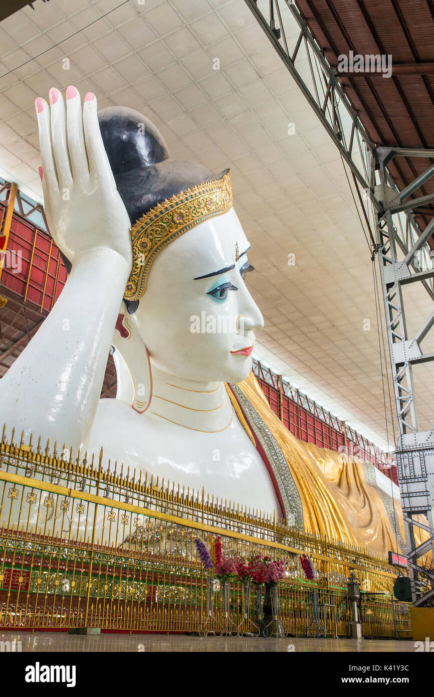 Chauk Htat Gyi Liegenden Buddha (süße Augen Buddha) in Yangon, Myanmar Stockfoto