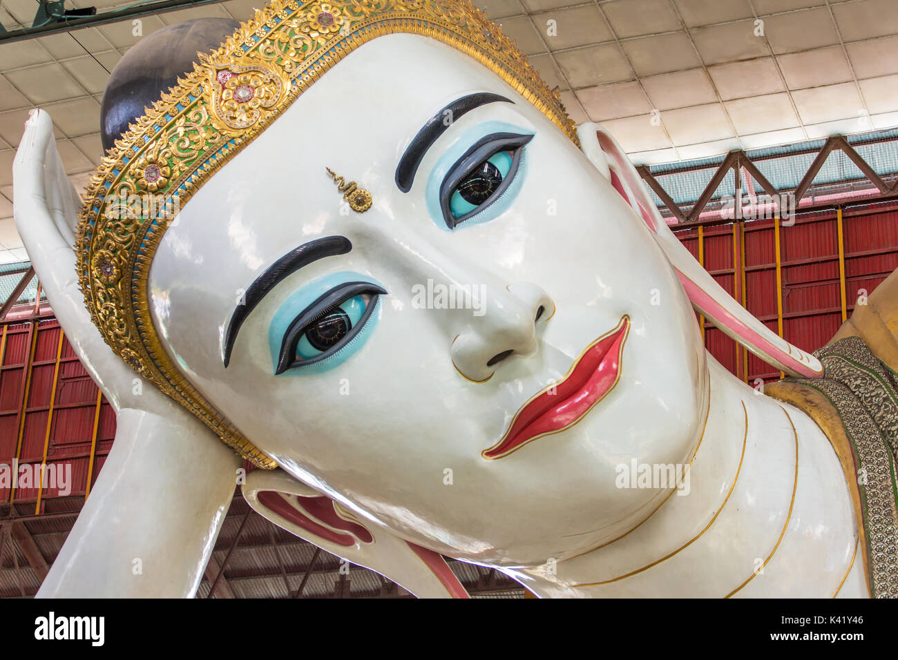 Chauk Htat Gyi Liegenden Buddha (süße Augen Buddha) in Yangon, Myanmar Stockfoto
