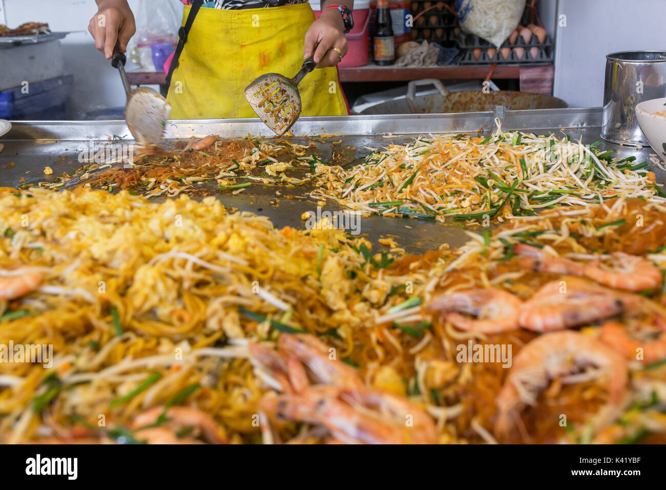 Thailändisches Food-Pad thai, rühren Sie Frittiernudeln mit im Padthai-Stil auf dem Lebensmittelplatz in Chiang Mai Stockfoto