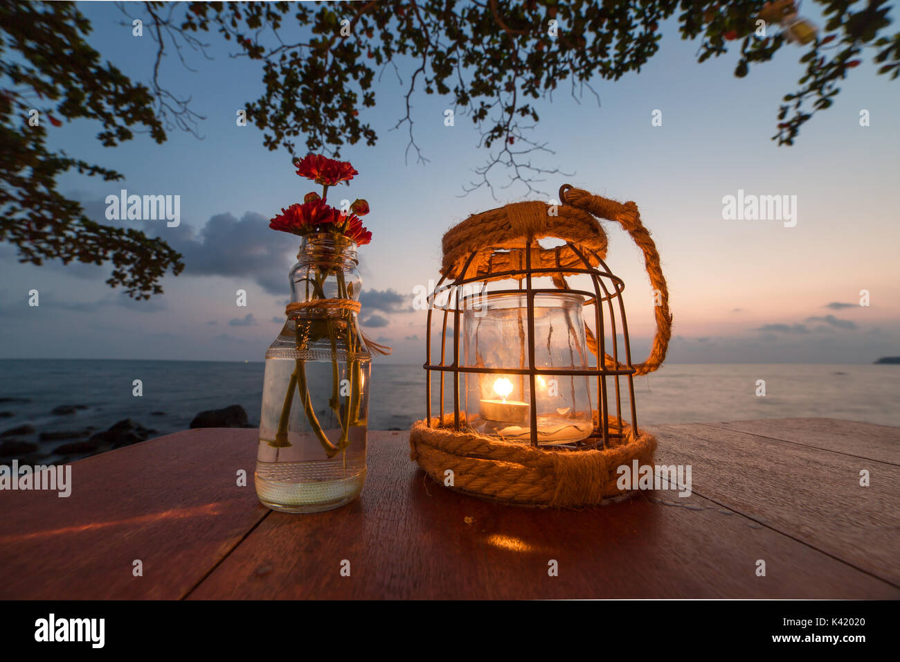 Kerze auf einem Tisch bei Sonnenuntergang Blick Restaurant auf Koh Kood Island, Thailand Stockfoto