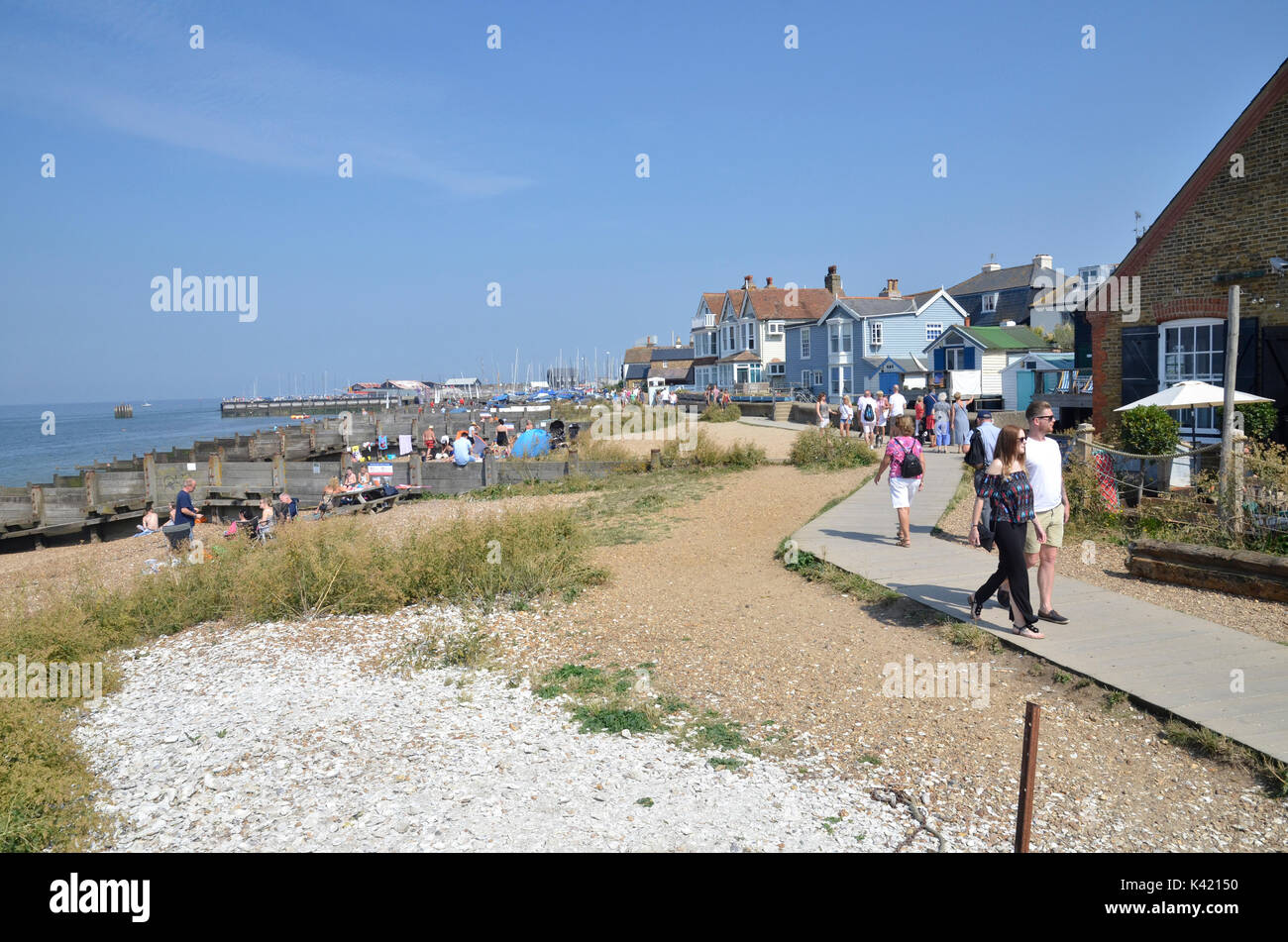 Urlauber am Strand in Whitstable, Kent im August Bank Holiday Wochenende Stockfoto
