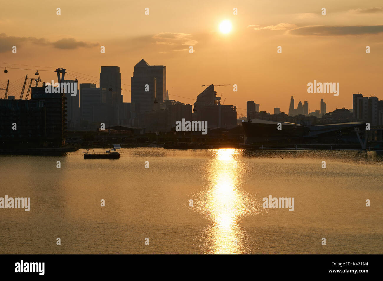 Canary Wharf bei Sonnenuntergang, vom Royal Victoria Dock, East London, Großbritannien Stockfoto