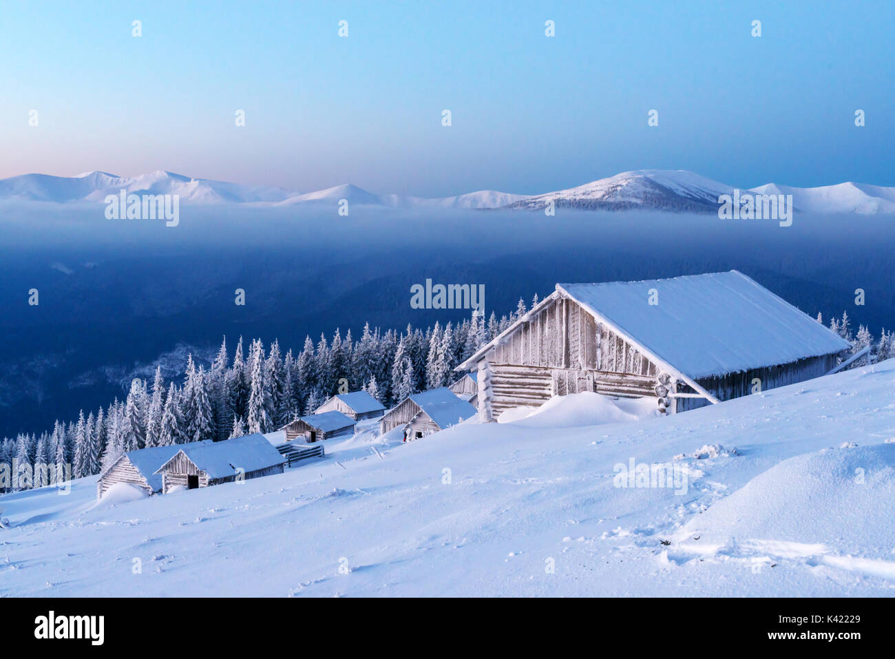 Verschneite Hütte im Winter Berge Stockfoto