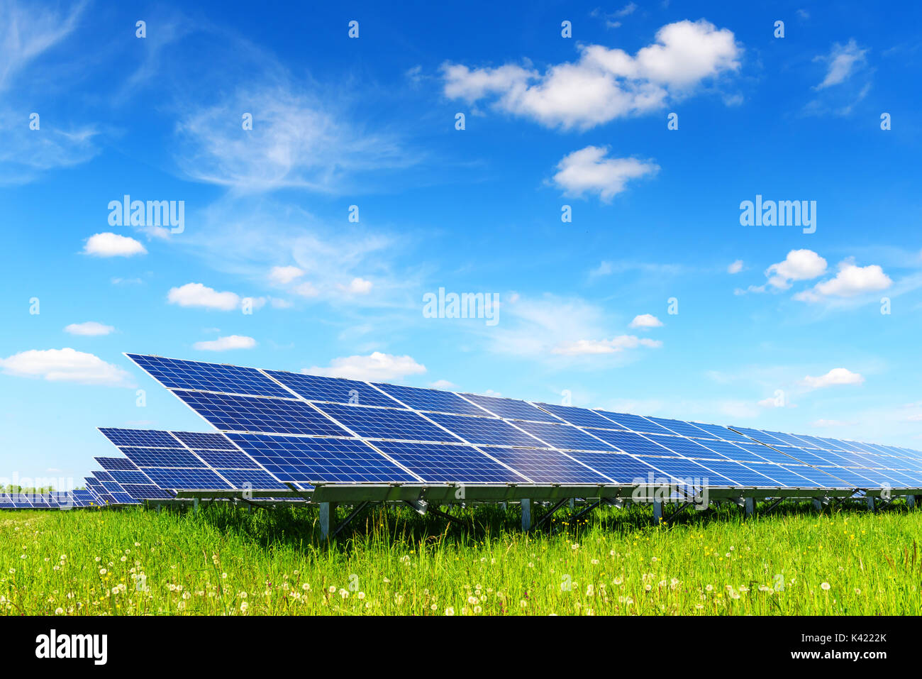 Solarmodul auf blauen Himmel Hintergrund Stockfoto