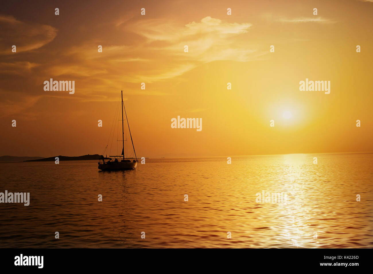 Segelboot aufs Meer bei Sonnenuntergang. Stockfoto