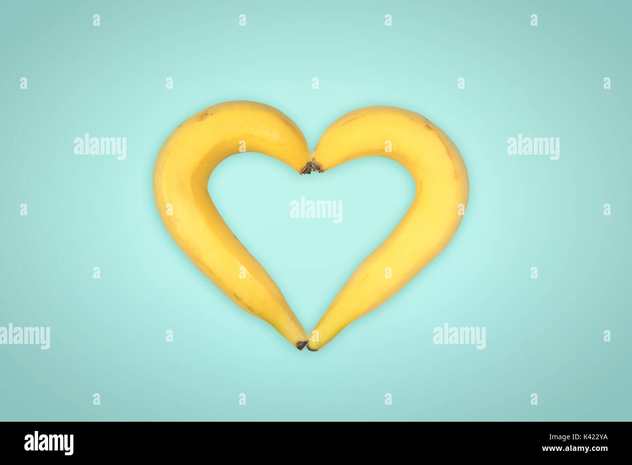Herzförmige zwei Bananen auf weißem Hintergrund Stockfoto