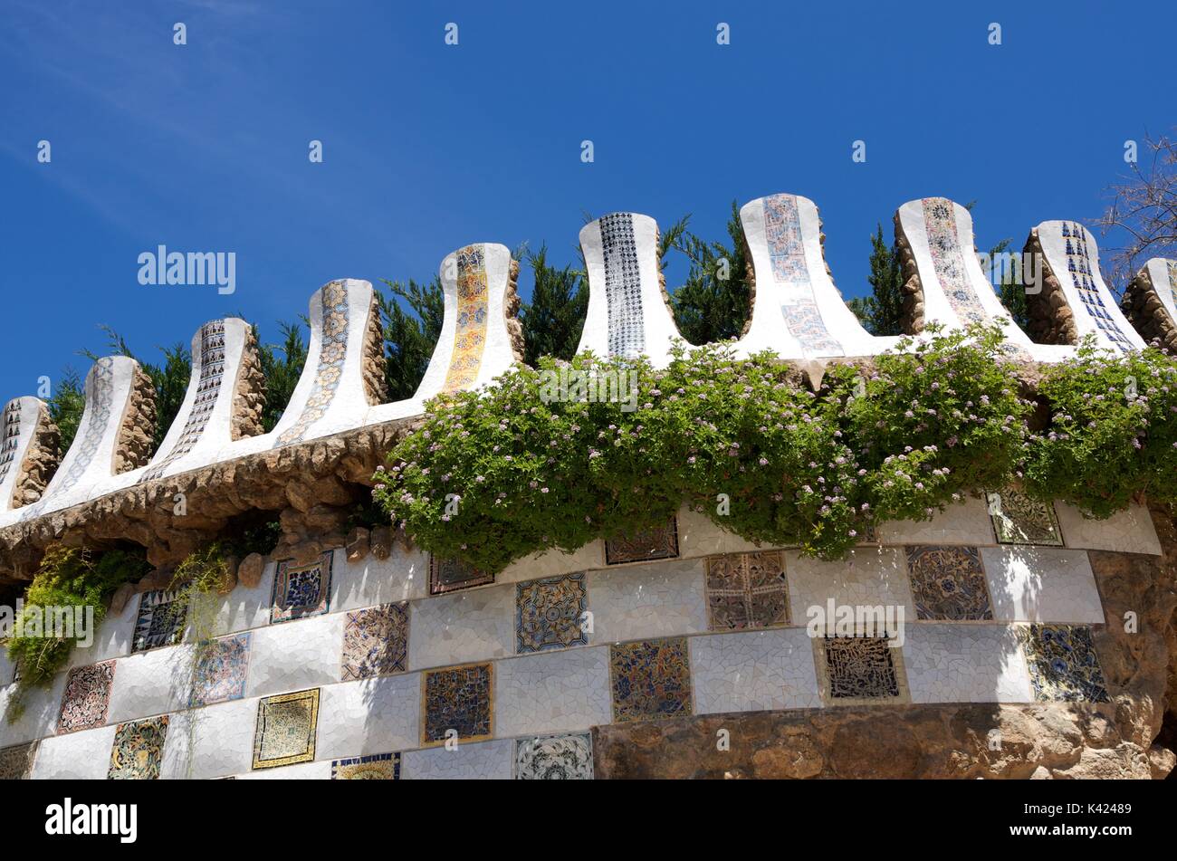 Barcelona, Spanien - 1. Mai 2012: Keramische Wand Mosaik in der Park Güell. Durch Künstler Antonio Gaudí entworfen, ist eines der am meisten besuchten Orte in Barcelona. Stockfoto