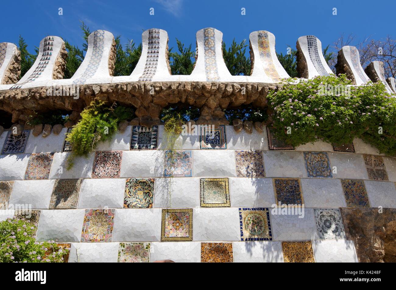 Barcelona, Spanien - 1. Mai 2012: Keramische Wand Mosaik in der Park Güell. Durch Künstler Antonio Gaudí entworfen, ist eines der am meisten besuchten Orte in Barcelona. Stockfoto