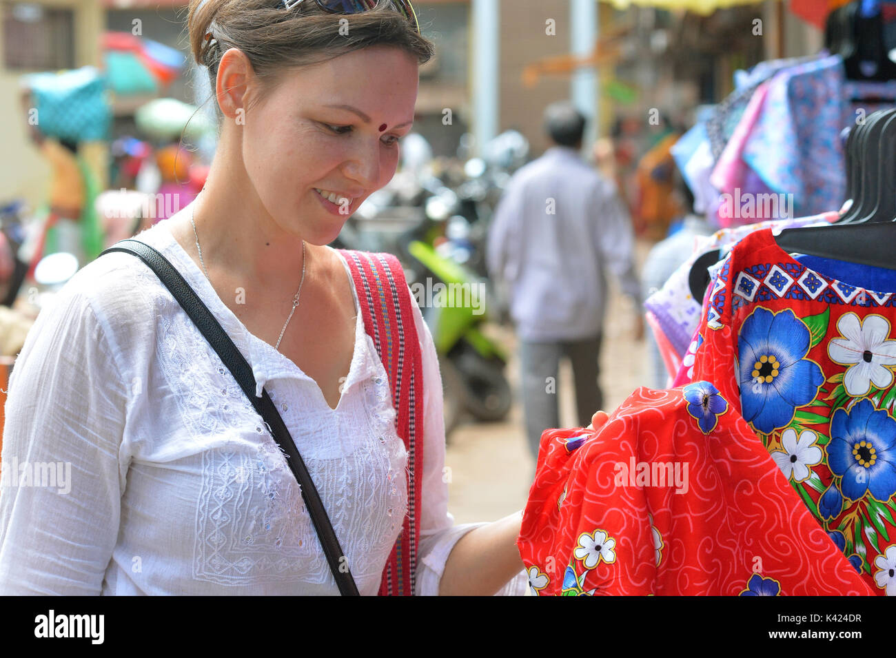 Junge Frau mit Tasche Stockfoto