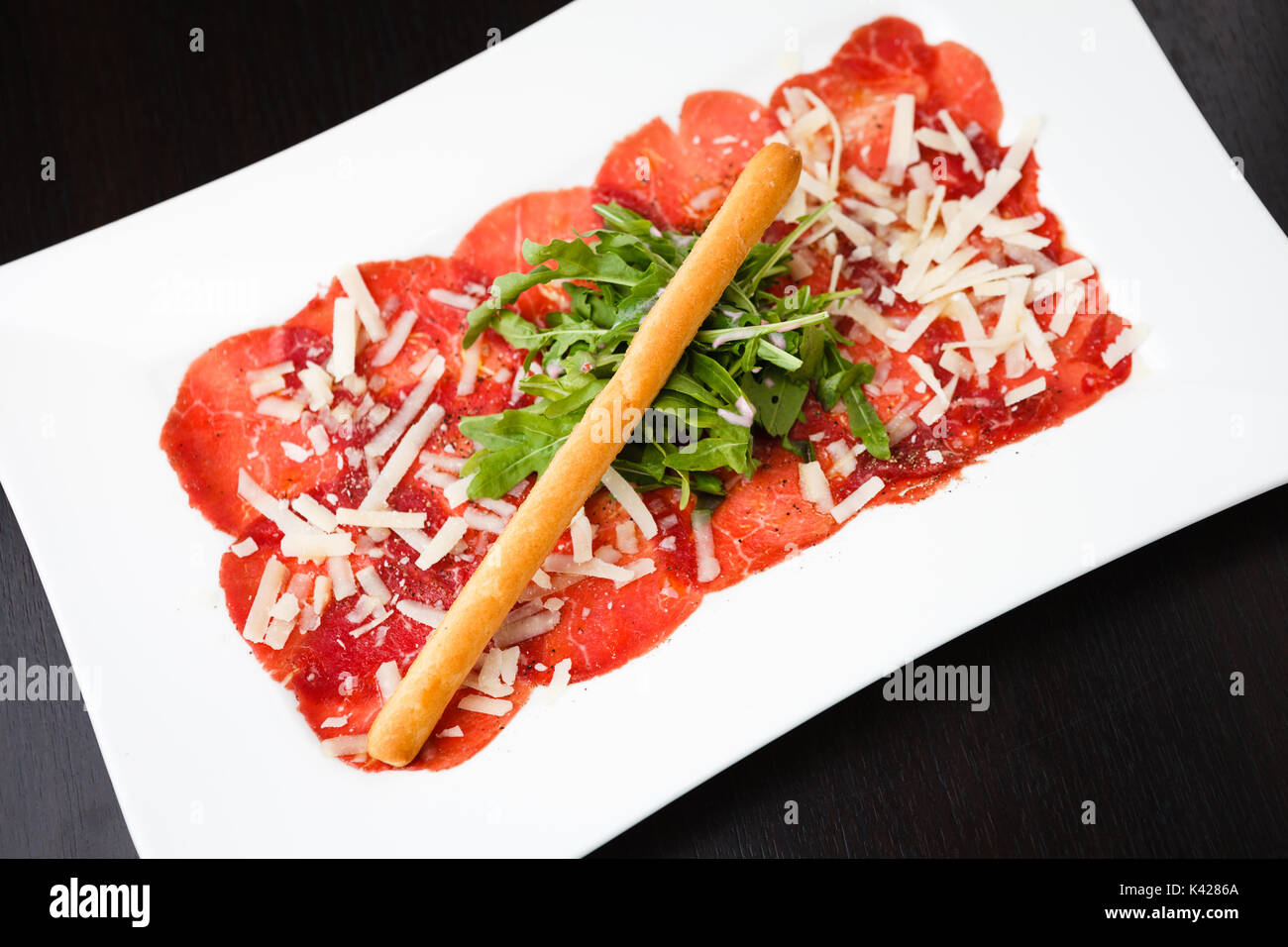 Fleisch Carpaccio mit Parmesan Stockfoto