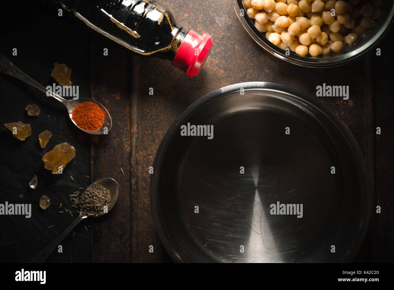 Stewpot, Kichererbsen und Gewürze, Sojasauce auf einer metallenen Tisch horizontal Stockfoto