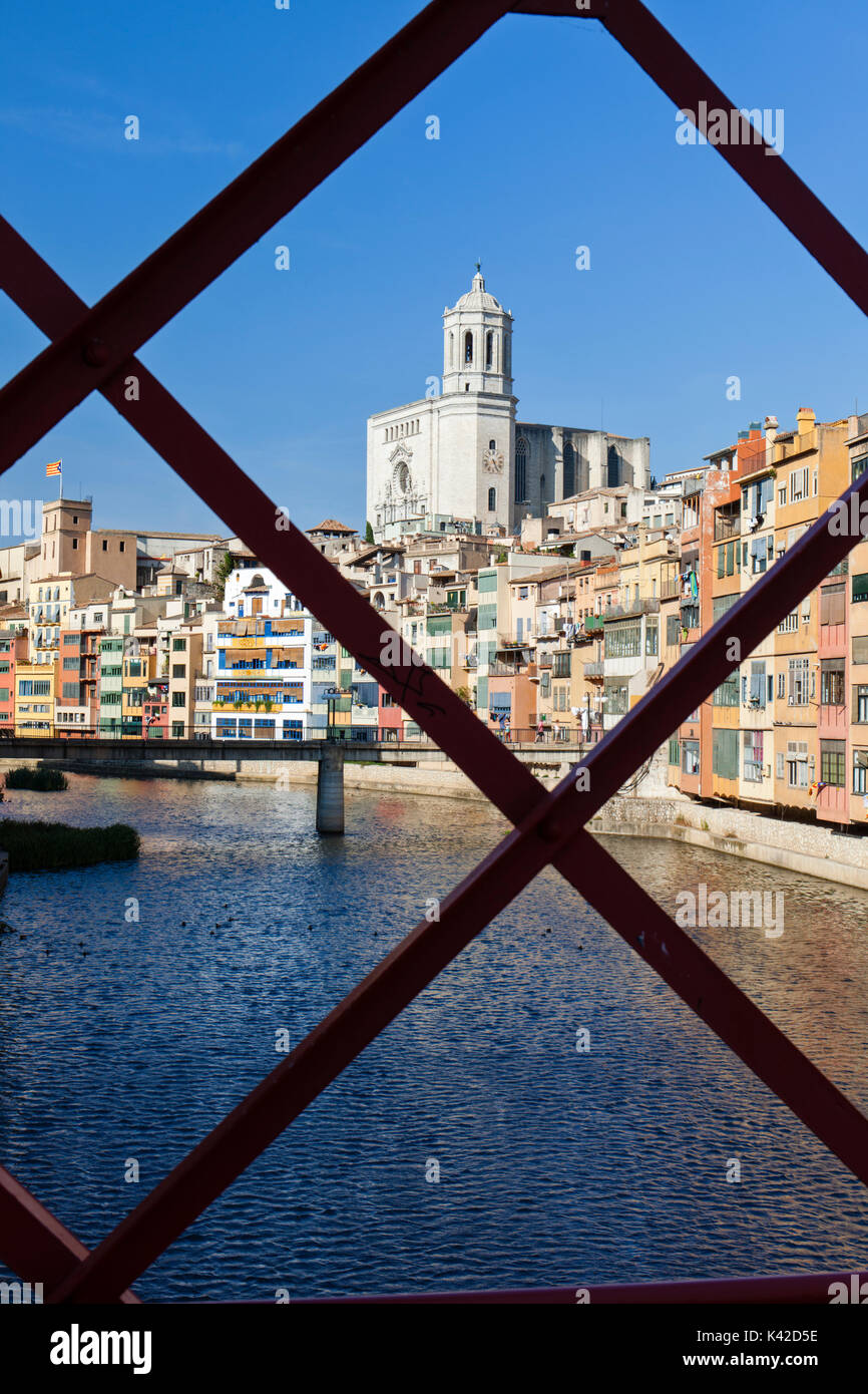 Blick von der Brücke der Kathedrale von Girona und bunten mittelalterlichen Häusern entlang der Fluss Onyar. Stockfoto